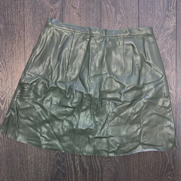 Faux leather side pocket green skirt - Picture 8 of 12